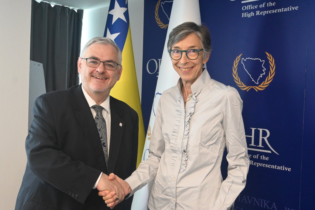 OHR_BiH's tweet photo. Acting High Representative Louis Crishock met with Tana de Zulueta, Head of the ODIHR Election Observation Mission in Bosnia and Herzegovina. They had a constructive exchange on the current political situation and ongoing preparations for the upcoming General Elections on 4 October.
The meeting focused on the mandate and work of the ODIHR Election Observation Mission, as well as the importance of ensuring a transparent, credible, and inclusive electoral process in line with the highest democratic standards.
“New election technologies will contribute to this goal, strengthening the integrity of the electoral process and helping ensure that voters can be confident their votes are counted as cast,” said Crishock.
----------------
Вршилац дужности високог представника Луис Кришок се састао са Таном де Зулуета, шефицом Мисије за посматрање избора у БиХ, која дјелује у оквиру Канцеларије за демократске институције и људска права (ОDIHR). Током састанка су размијенили мишљења о актуелној политичкој ситуацији и одвијању припрема за предстојеће опште изборе који ће се одржати 4. октобра.
Централна тема разговора је био мандат и рад ОDIHR-ове Мисије за посматрање избора, као и важност осигуравања транспарентног, вјеродостојног и инклузивног изборног процеса, у складу са највишим демократским стандардима.
„Нове изборне технологије ће допринијети остваривању овог циља, јачању интегритета изборног процеса и осигуравању повјерења бирача да ће њихов глас бити пребројан онако како је дат”, рекао је Кришок.