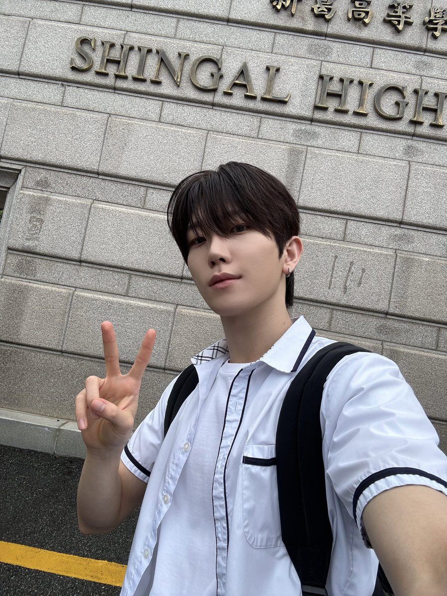 TNX_twt's tweet photo. 정문에서 기다린다

#TNX #티엔엑스
#오성준 #SUNGJUN https://t.co/lhpa5o6Fkg