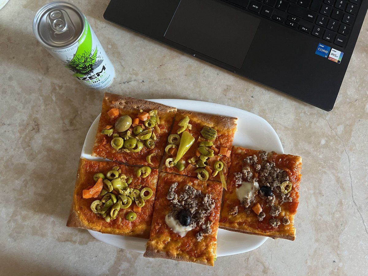 miigrexx's tweet photo. pizza carrée ya kho https://t.co/KywECmwZkQ