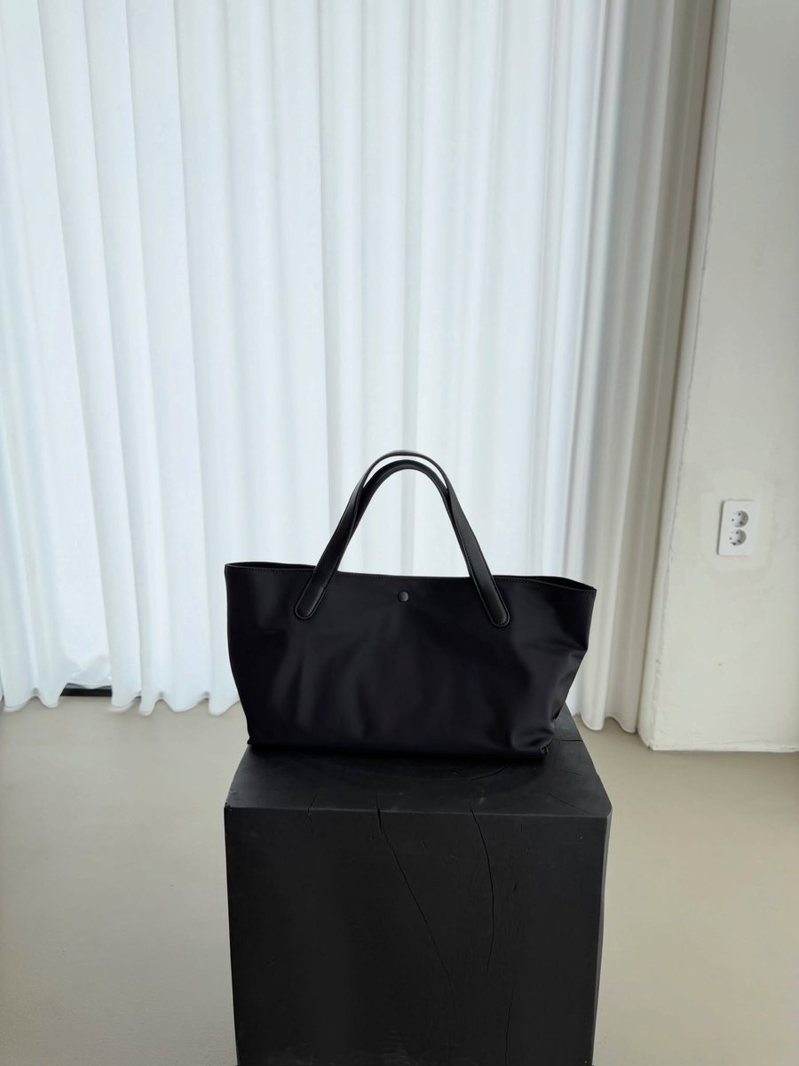 EthelMossoeq's tweet photo. One Bag, 2 Outfits | The perfect bag that blends style and capacity. Finding a bag that’s both chic and practical isn’t easy. This minimalist oversized shoulder bag elevates your looks all week. Look 1: Casual American style
Look 2: Polished Geek https://t.co/pGkBN6sD2V
