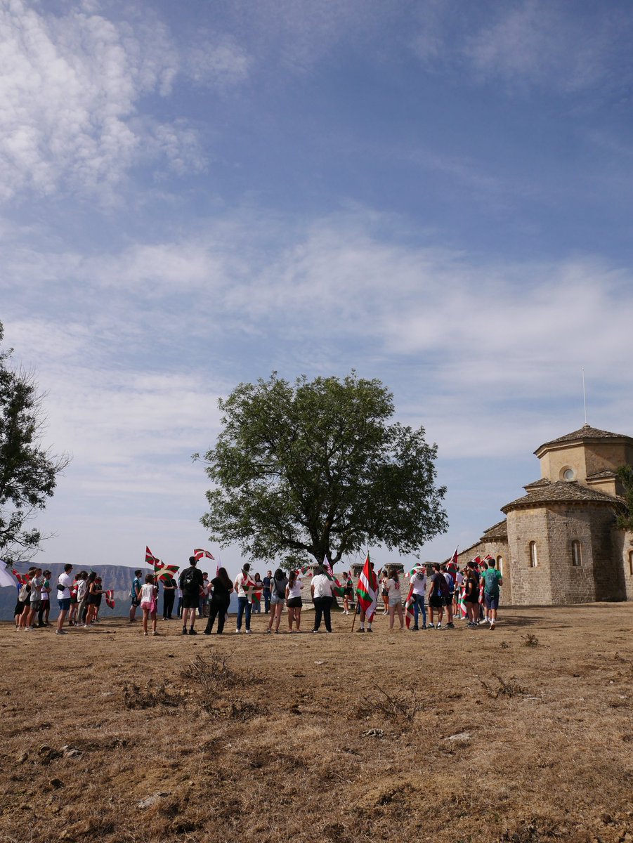 euzkogaztedi's tweet photo. 📍Aralarrera itzuli gara 1977ko lekukoa hartu eta Euzkadi aske eta demokratikoarekiko konpromisoa berresteko.

👉 Adierazpena irakurri: https://t.co/X3p7hP8xns https://t.co/7aWShX9BqH