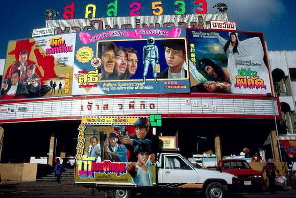 escufranc_'s tweet photo. เรฟน่าจะมาจากการทำคัตเอ้าหนัง ภาพสีจะค่อนข้างสดพอออกมาในรูปแบบกราฟิกมันสีเลยต้องสดมากขึ้น สมัยเกือบ 10 ปีงานแบบโปสเตอวงก็ยังเจอได้ง่ายเวลาไปตจว งานวัดพว��นี้ แต่พอ เไ มันมาก็เริ่มหาย คนเลยไม่ชินกับงานแบบนี้อะ อีกอย่าง เไ ขโมยลายเส้นนักวาดจากการเก็บ data ที่คนเอารูปให้มันเจนกัน https://t.co/0xAfwtArDc