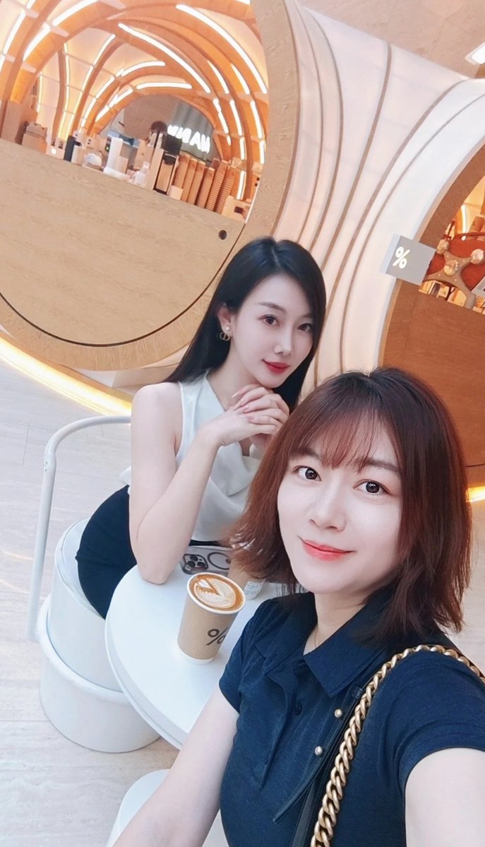 Evanmg11's tweet photo. 今天早早把工作处理完跟小姐妹下楼约咖啡逛街，
劳累的一天，哄哄自己，天天开心～
经过这两天的分享，和X上的朋友聊得很开心
很高兴能和大家相识
你们是否也喜欢我这样的性格呢😉 https://t.co/DUzECaZTS2