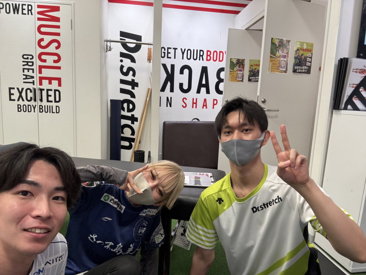 ds_yh86's tweet photo. 本日もたくさんのご来店ありがとうございました😊✨

今日の天文館店メンバーで📸

こうして毎日ストレッチを届けられるのも、来てくださる皆さんのおかげです🙌

これからもスタッフみんなで、より良い時間を届けられるよう頑張ります💪🔥
 #ドクターストレッチ
 #細山田商事
 #鹿児島天文館 https://t.co/djRxAzydrd