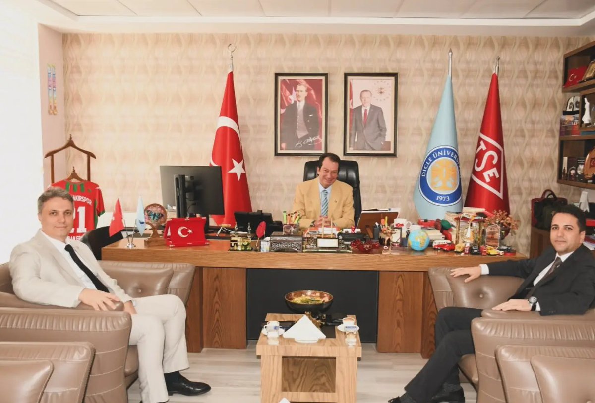 RahmiKorkmaz_07's tweet photo. Dicle Üniversitesi Rektörü Sayın Prof. Dr. Kamuran ERONAT ve Rektör Yardımcısı Sayın Prof. Dr. Velat ŞEN ile samimi ve hoş bir sohbet gerçekleştirdik.

Nazik kabulleri ve güzel ev sahiplikleri için teşekkür ediyorum.
#dicleüniversitesi
#diyarbakır https://t.co/4NhZ9H4u5J