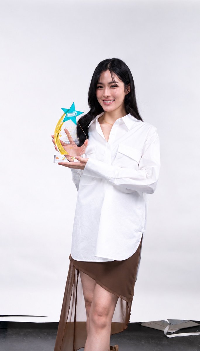 Thaiheadlines02's tweet photo. 【邝玲玲再获殊荣！荣膺“泰国娱乐头条2026年8月月度之星” 郭蕊董事长亲自送上荣誉奖杯】
泰国当红女演员、亚洲人气艺人邝玲玲（Lingling Kwong）获选“泰国娱乐头条·2026年8月月度之星”（THAILAND ENTERTAINMENT HEADLINES STAR OF THE MONTH — AUGUST 2026）。9月10日，泰国亚洲大众集团（大众）有限公司董事长、泰国头条新闻社社长郭蕊代表泰国头条新闻、泰国娱乐头条及@ ManGu曼谷杂志三家联合评选媒体，向邝玲玲颁发专属纪念奖杯。

“泰国娱乐头条·月度之星”由泰国头条新闻、泰国娱乐头条及@ ManGu曼谷杂志联合发起，旨在通过月度观察，记录泰国娱乐行业中具有代表性的艺人及公众人物当月的综合表现。评估维度包括作品与专业表现、媒体曝光、公众关注度、社交媒体影响力、商业合作、国际传播力及正面社会形象等。

该荣誉依据当月公开信息，由三家媒体进行综合观察与评估，属于媒体月度观察类荣誉，不代表政府、行业协会或专业评审机构所颁发的行业奖项。

2026年8月，邝玲玲在娱乐、影视、时尚及国际品牌合作等多个领域保持较高曝光度。据网络票选平台Netizens Choice Magazine公布的结果，她在“Most Beautiful Woman Alive 2026”全球网络票选中获得超过2200万票，位列榜单第一，并获评“2026年度泰国最美女演员”。相关结果于8月17日公布后，在多个国家和地区的社交媒体平台引发关注。影视方面，由邝玲玲领衔主演的泰国三台剧集《In Love Forever》（绘梦婚礼）于8月持续播出并受到关注。品牌合作方面，她先后官宣成为思加图（STACCATO）品牌大使、OWNDAYS品牌代言人，并参与Dior香氛系列宣传；8月底，她赴马来西亚出席优色林（Eucerin）品牌粉丝见面活动。从影视作品到时尚领域，再到国际品牌合作及海外活动，邝玲玲在8月呈现出较为活跃的市场表现和持续扩大的公众影响力，也是三家媒体当月重点关注的娱乐人物之一。

为记录邝玲玲在2026年8月的综合表现，三家媒体特别制作“泰国娱乐头条·2026年8月月度之星”纪念奖杯。9月10日，郭蕊亲自向邝玲玲颁发奖杯，并向她表示祝贺。

郭蕊表示：“我们希望通过‘月度之星’这一项目，持续记录泰国娱乐行业中具有代表性的艺人在每一个阶段的成长与表现。我们关注的不只是作品本身，也包括艺人的专业表现、公众影响力、商业价值以及国际传播力。2026年8月，邝玲玲在影视、时尚、品牌合作及海外活动等多个领域都有较为突出的表现，因此三家媒体一致认为，她是本月值得记录的代表性艺人。”

郭蕊表示，此次颁发的奖杯既是对邝玲玲当月表现的肯定，也是三家媒体对泰国娱乐行业发展以及艺人成长轨迹的一次记录。

泰国头条新闻、泰国娱乐头条及@ ManGu曼谷杂志长期深耕泰国本土新闻、娱乐产业、明星人物及中泰文化交流领域，通过新闻报道、人物专访及专题策划等形式，持续关注并记录泰国娱乐行业的发展与变化。三家媒体依托各自的平台影响力与内容优势，为读者提供多元、及时的泰国娱乐资讯及人物内容。其中，泰国头条新闻曾在中国新闻社与中国传媒大学新闻学院联合开展的“世界华文传媒新媒体影响力”测评中，获得海外地区社交媒体影响力第2名、泰国第1名；@ ManGu曼谷杂志亦进入相关海外华文媒体影响力榜单，最高排名第7名。

此次获选，是三家媒体对邝玲玲2026年8月综合表现的一份记录与祝贺。随着泰国娱乐产业国际化程度不断提升，邝玲玲也正凭借影视作品、品牌合作及海外活动，进一步拓展其在亚洲及国际市场的影响力。恭喜邝玲玲。

#linglingkwong‌