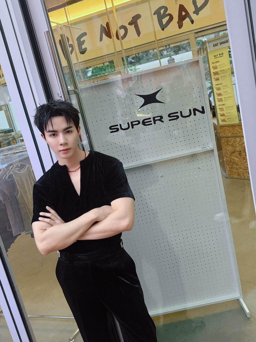 iLeang21's tweet photo. ปีนี้รู้ว่าเฮียมีเรื่องเครียด มีเรื่องให้รับผิดชอบเยอะมาก อยากบอกว่าเฮียเก่งมากเลย ดีใจ ปลื้มใจแทนแฟนคลับที่รักเฮียทุกคน  วันเกิดปีนี้น่าจะเป็นปีที่มีความสุขสุดๆเลยเนอะ แฮปปี้เบิร์ดเดย์นะเฮีย ดีใจที่ได้รู้จักกัน เยิฟยู 🧡💙❤️

HAPPY 34TH BD ZEEPRUK
#HBDOurZEEPRUK
#HappyZeeDay https://t.co/4RJUyc5HIc