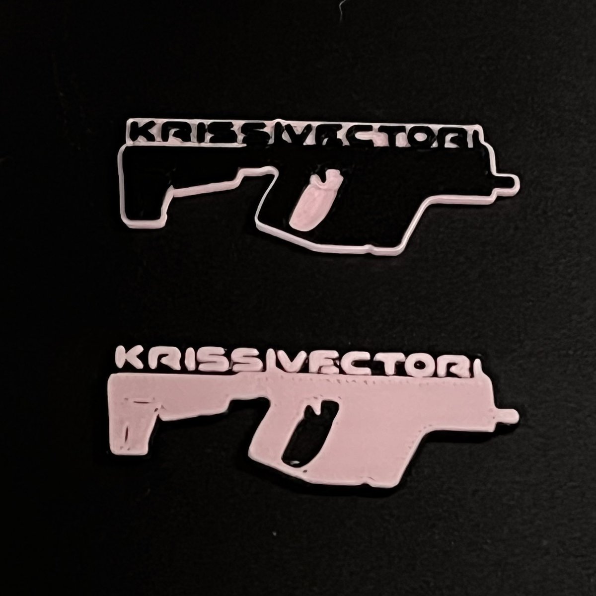 ACT_Airsoft_PC's tweet photo. さらに当店で¥3,000以上ご購入の方先着で、
オリジナル KRISS VECTOR ミニプレートをプレゼント！

約5cmの3Dプリント製。
ブラック×ピンク／ピンク×ブラック／ブラック×レッドをご用意しています✨

裏に両面テープを貼ってVECTORに貼ったり、ベルクロを付けてパッチ風にしたり、使い方は自由！

ちょっとしたVECTORのワンポイントにどうぞ😆

※数に限りがあります。なくなり次第終了！

#ベク��バッカン #KRISSVECTOR #クリスベクター #ACT