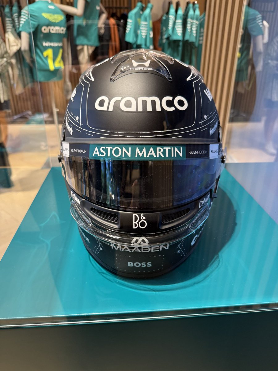 ekaitzgilf1's tweet photo. Este es el casco que llevará Fernando Alonso en el GP España en Madring.

Tiene detalles de sastrería, como podéis ver en las líneas y “puntos” que tiene el casco. https://t.co/XX5JuAPn6p