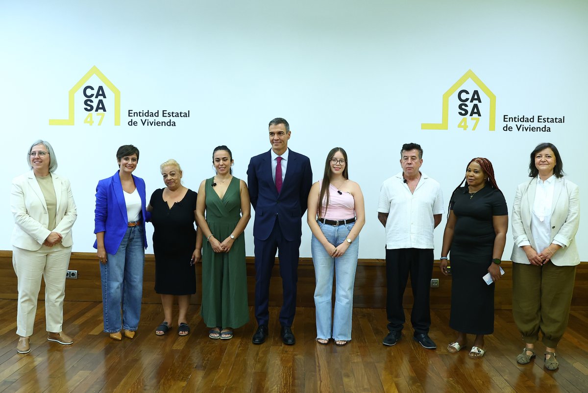 Casa47gob's tweet photo. 🏠 Las primeras familias adjudicatarias de #Casa47 ya disfrutan de sus nuevos hogares.
El presidente del Gobierno, @sanchezcastejon , ha conocido su experiencia y cómo el alquiler asequible les aporta estabilidad, tranquilidad y seguridad a largo plazo. https://t.co/YwvmMfFsUc https://t.co/mSBl6Xf77H