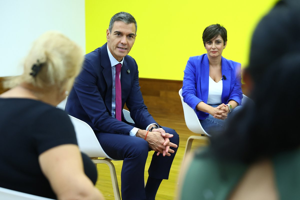 Casa47gob's tweet photo. 🏠 Las primeras familias adjudicatarias de #Casa47 ya disfrutan de sus nuevos hogares.
El presidente del Gobierno, @sanchezcastejon , ha conocido su experiencia y cómo el alquiler asequible les aporta estabilidad, tranquilidad y seguridad a largo plazo. https://t.co/YwvmMfFsUc https://t.co/mSBl6Xf77H