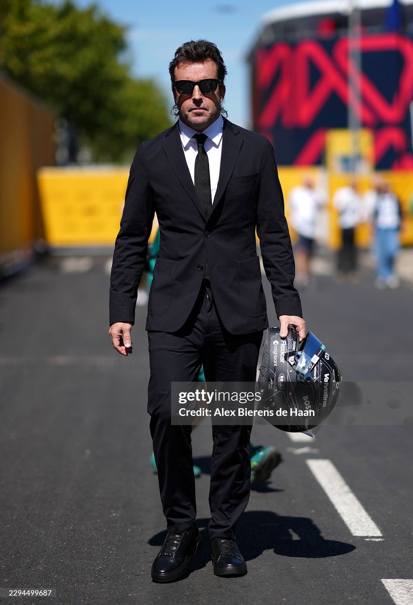 Nachez98's tweet photo. ‼️ ¡Fernando Alonso pisa POR PRIMERA VEZ el Madring!

🖌️ Extremadamente elegante y con un CASCO ESPECIAL en colaboración con BOSS

#F1 #SpanishGP 🇪🇸 https://t.co/yDre2fqR9p