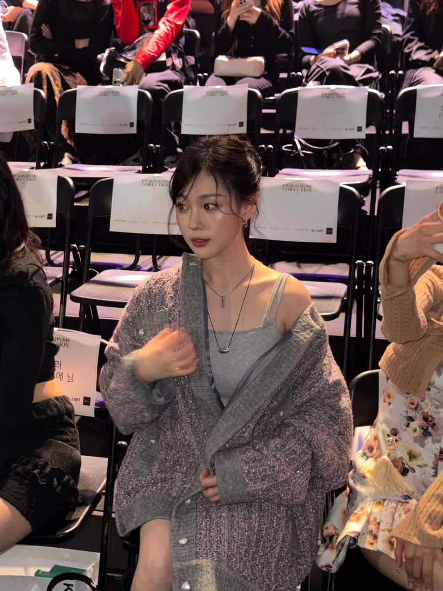 chaehyunhours's tweet photo. HOLY SHIT https://t.co/EqvB2nmTLZ