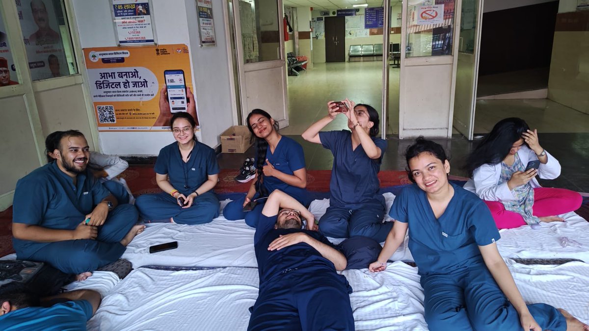 Bharadwaj_uk's tweet photo. @ukcmo 24 hour strike in Doon medical college. Why do doctors need to take such measures to get what they deserve ?? https://t.co/usNDHrta9c