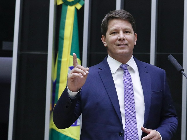 ericksalzerr's tweet photo. DARK HORSE - Mário Frias não recebeu R$ 129 milhões. Não recebeu R$ 50 milhões. Não teve R$ 40 milhões em cotas de aeronaves. Não ganhou jatinho, helicóptero ou imóveis. Não recebeu pagamentos milionários. Não consultou ministro sobre fugir do país. Ele não é do PT bahiano, ele não ganhou cargo no governo e nem é defendido por escritório da esposa do ministro e/ou tem relação com o conseguiu bloquear. Ele não tem como pedir para um ministro interferir na PGR e PF. Entenderam? Força Mário.