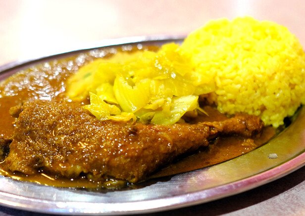 Parc2024's tweet photo. 銀座でサクッと絶品カレーなら【ナイルレストラン】のムルギーランプ。 

店員さんが「骨外して混ぜてね〜」って目の前で骨をはずしてくれる名物カレー。

スパイシーだけど辛すぎず癖になります！ https://t.co/cppE4g6Pur