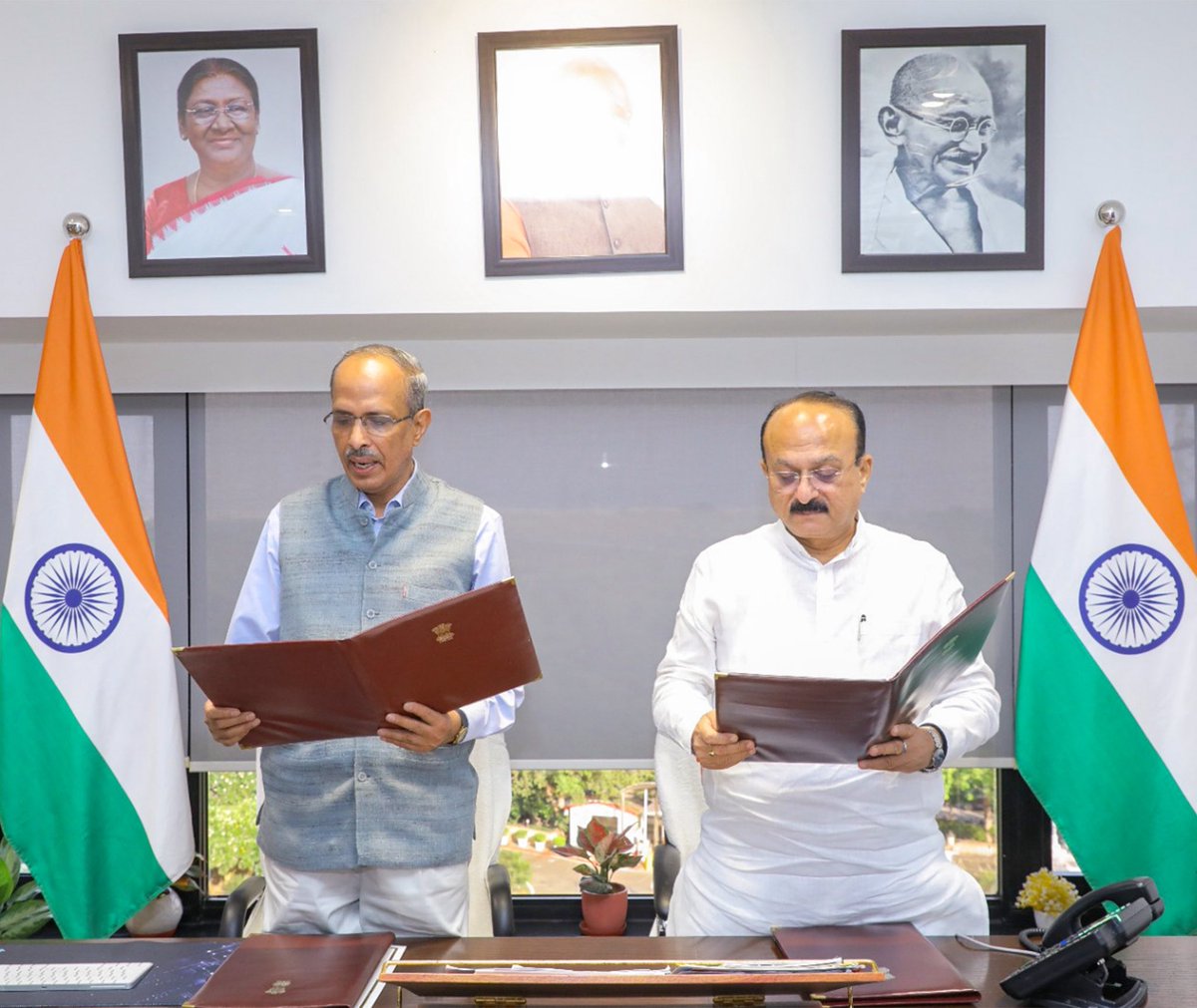 ashishsood_bjp's tweet photo. Administered the Oath of Secrecy to retired IAS officer Shri S.C.L. Das as the Chairman of the Delhi Electricity Regulatory Commission (DERC).

With his extensive administrative experience, we look forward to strengthening the functioning of DERC and ensuring greater transparency, accountability and protection of consumer interests in Delhi’s power sector.

@NitinNabin 
@blsanthosh