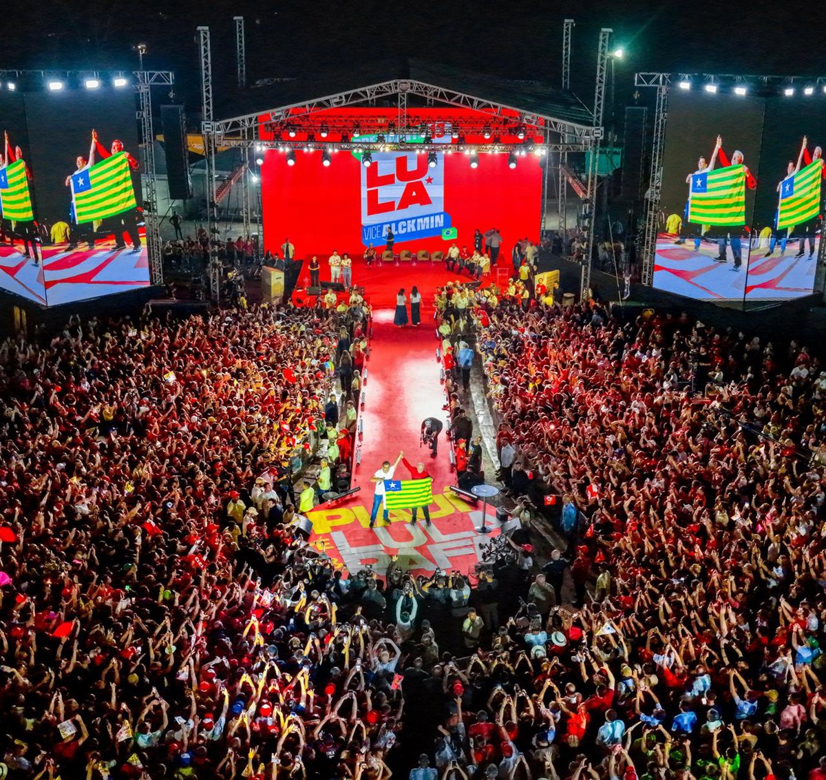LulaOficial's tweet photo. Comício histórico em Teresina!

Muito obrigado, Piauí! Nunca me esquecerei de tanto carinho.

Em Teresina, me senti em casa. Saio energizado e na certeza para de que continuaremos construindo muita coisa bonita juntos!

O mar de gente em Teresina já disse: é 1️⃣3️⃣✅!

📸 @ricardostuckert
