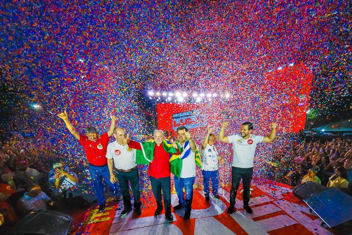 LulaOficial's tweet photo. Comício histórico em Teresina!

Muito obrigado, Piauí! Nunca me esquecerei de tanto carinho.

Em Teresina, me senti em casa. Saio energizado e na certeza para de que continuaremos construindo muita coisa bonita juntos!

O mar de gente em Teresina já disse: é 1️⃣3️⃣✅!

📸 @ricardostuckert