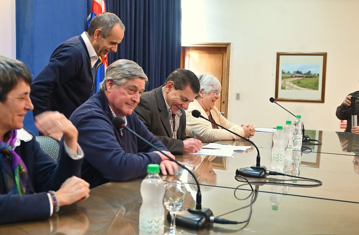 EPreve's tweet photo. 🔥🔥 OTRA VEZ SORIANO

✔️El predio donde funciona el taller mecánico que le facturó un millón de dólares a la Intendencia de Soriano en reparación de camiones municipales pertenece al edil blanco Raúl Bruno, suplente de Guillermo Besozzi en el sillón municipal.

✔️ Según el Registro de Propiedades, Bruno heredó ese bien de su padre en el año 2014.