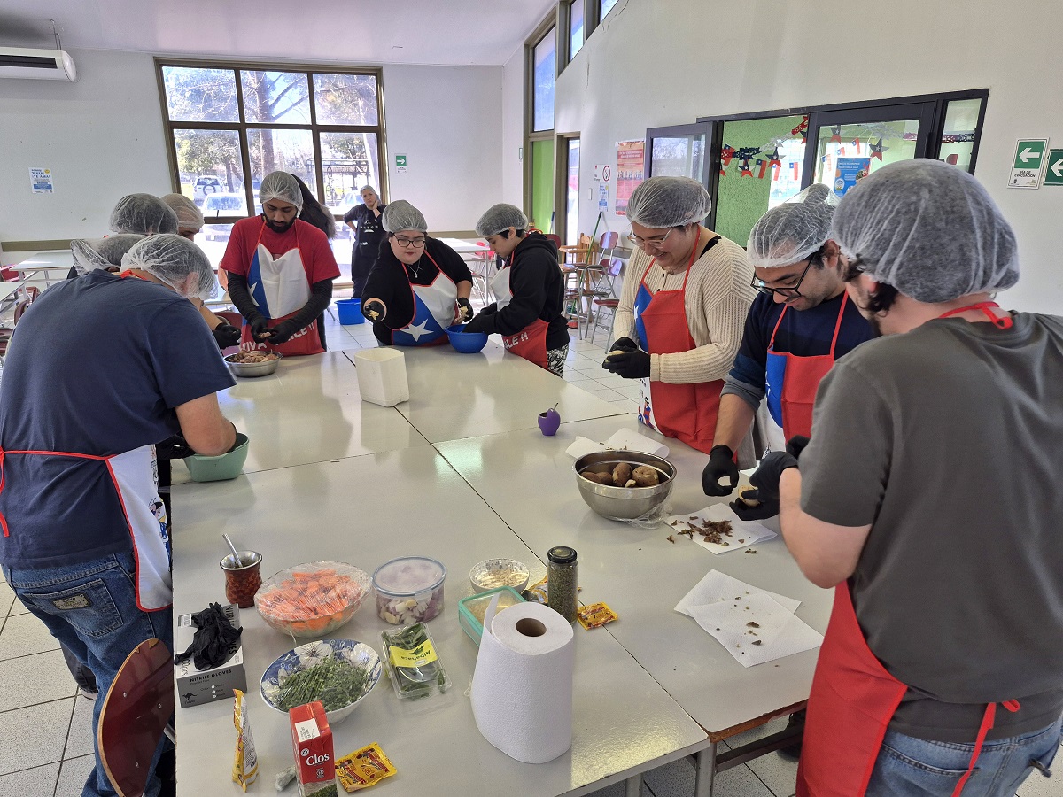 ubiobiochile's tweet photo. Programa de Diversidad e Interculturalidad Estudiantil Kuykuytun organizó taller de cocina Aymara
https://t.co/hiHc0YyFvG https://t.co/K5tHLAgQhL