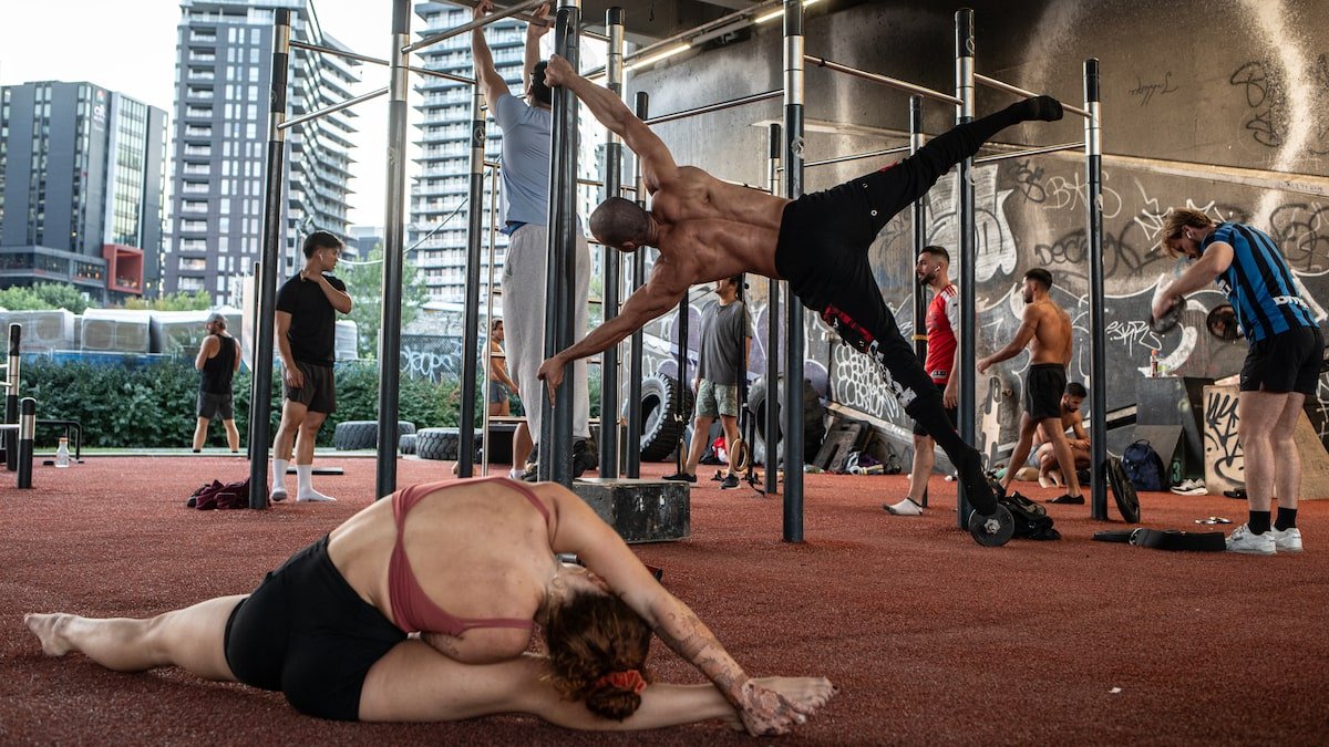 Gizmo_here's tweet photo. @India_Builds We have an open gym like this in our city downtown. https://t.co/CS9eeBf4RA