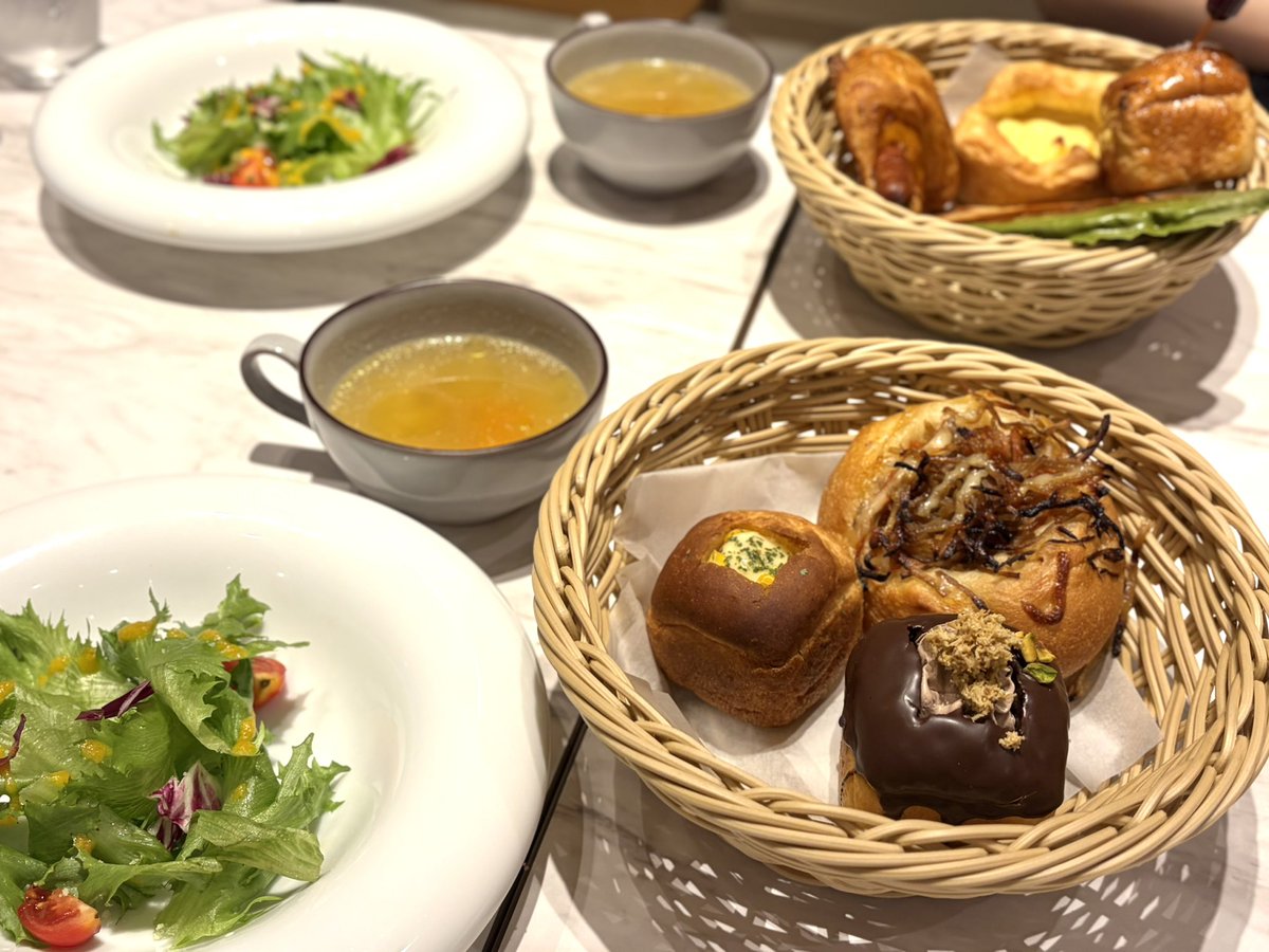 yukusue000's tweet photo. 豊洲のセイルパークのパン食べ放題がすごすぎた…。これ全部食べ放題なのすごくない…？凝ったパンのラインナップは群を抜いてる👏しかも平日はかなり空いてて、パン食べ放題ランチセット1700円程でコスパ◎しぇりーちゃん（@shelly_diary ）一緒に楽しく爆食いしてくれてありがとう🥺♡ #行末グルメ https://t.co/SpMV6Kp4Zn