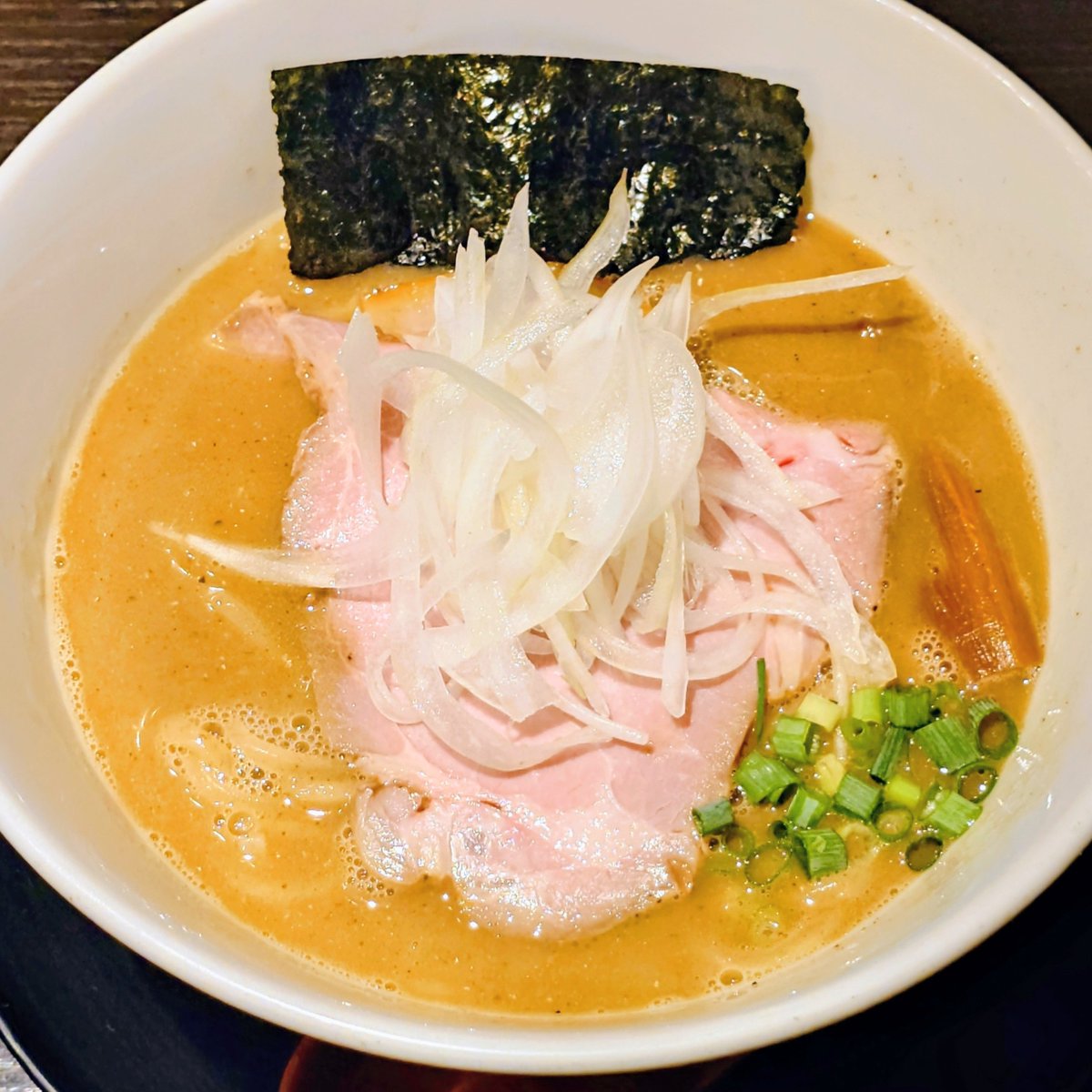 rasayumiyoe's tweet photo. 麺処 夏海@赤羽
煮干豚骨らぁめん
今宵弟子とグレサで乾杯！絶品おつまみ盛りで整い､久し振りの煮干豚骨を太麺で頂く。煮干と豚骨の旨味風味全開のバランス良き濃厚Wスープとモッチリ中太麺がベストマッチ！HNDイズム感じる素晴らしき一杯☆味付けの良いチャーしゅー丼も旨し♪ごちそうさまでした！ https://t.co/TvCsIXAs4T