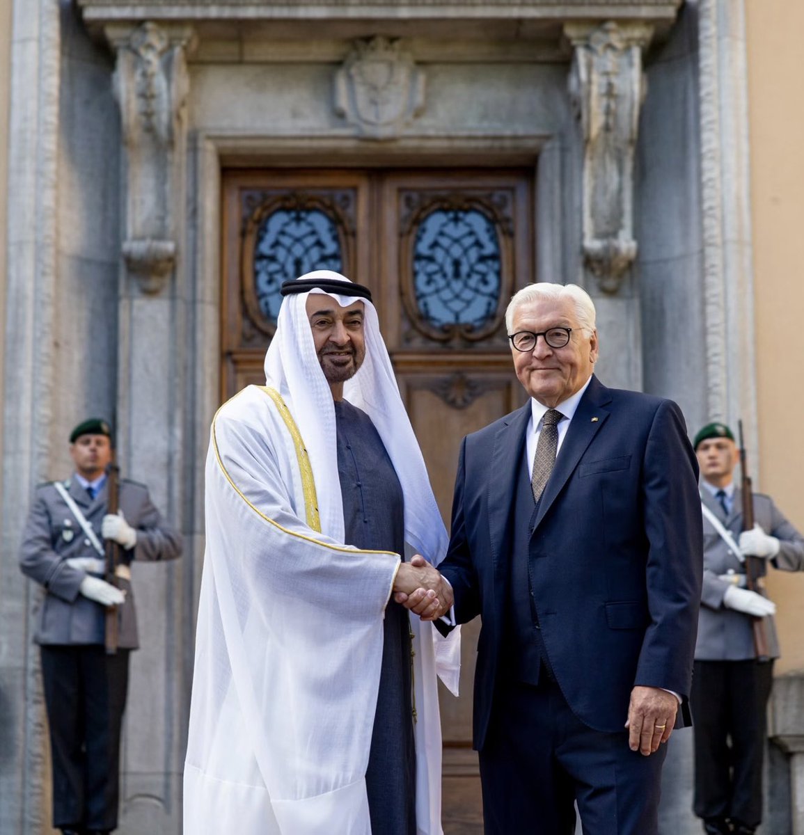 Forsan_UAE's tweet photo. قيادةٌ تفرض احترام العالم، وحضورٌ يرسخ ثقل الإمارات السياسي في قلب صناعة القرار العالمي 🇦🇪🇩🇪

هيبةٌ وحضورٌ يفيض بالحكمة، وثقلٌ سياسي ينسج مستقبلاً أفضل للمنطقة والعالم. سيدي صاحب السمو الشيخ محمد بن زايد آل نهيان، قائدٌ يصنع التاريخ ويرتقي بطموحات الوطن نحو المستقبل . #زيارة_محمد_بن_زايد_لألمانيا #Willkommen_MBZ