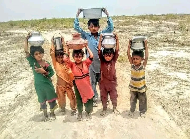 AbidHus09366992's tweet photo. کاچھوسندھ میں خشک سالی، زیرِ زمین پانی کی سطح میں کمی اور پانی کے زہریلا ہونے لگا 
 اس خطے میں صدیوں سے لوگ سخت موسمی حالات، پانی کی قلت اور محدود وسائل کے ساتھ زندگی گزارتے آئے ہیں۔ لیکن اس وقت کاچھو میں خشک سالی کی شدت صرف فصلوں اور مویشیوں کی تباہی ہونے لگی https://t.co/Ga13i4YqE8