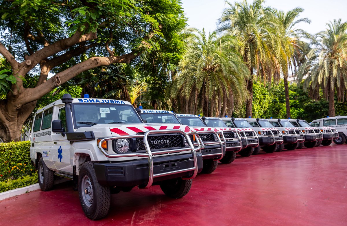 PR_Senegal's tweet photo. Le Président Bassirou Diomaye Faye a présidé ce jeudi la réception de 153 ambulances médicalisées, acquises pour 8,1 milliards FCFA avec l'appui des partenaires du Ministère de la Santé. Après les 93 livrées depuis 2024, elles réduiront les délais d'évacuation en zone rurale. https://t.co/Lxfwx0DryL