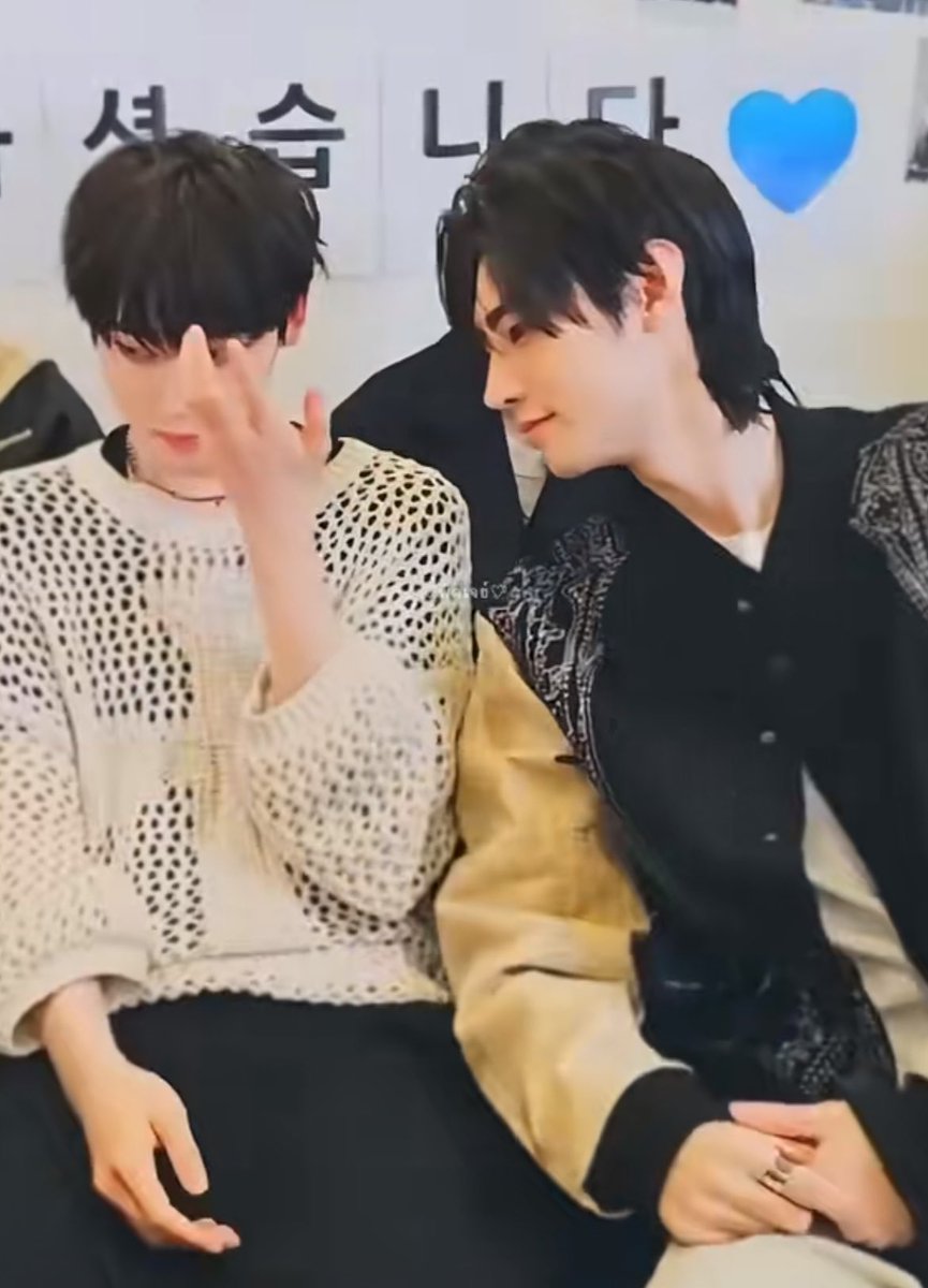 sunskitties's tweet photo. the fact that this is not edited or ai. sunghoon was definitely clingy that day. https://t.co/IruUm5Vx25