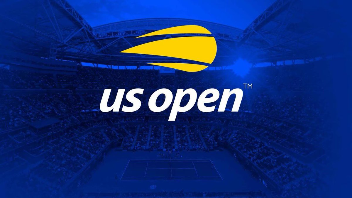 Miguelcmm1's tweet photo. Mi experiencia en el US Open 🎾🇺🇸

Llegaba a Nueva York con muchísimas ganas, pero tampoco esperaba que me fuese a gustar más que Roland Garros o Wimbledon.

Después de vivirlo estos días, creo que tengo algo bastante claro:

El US Open es el Grand Slam mejor pensado para el espectador.

Mi primera impresión fue inmejorable. Llegué el primer día para la sesión nocturna y desde el primer momento me enamoré.

No tiene la tradición de Wimbledon ni esa sensación de que el tenis es lo primero que respiras al entrar. Pero precisamente por eso creo que tiene otra virtud:

Está hecho por y para el espectador.

Todo es grande: las pistas, los espacios, las gradas, las pantallas, las luces… Todo transmite una sensación de espectáculo y grandeza que no he encontrado en ningún otro torneo.

Hay baterías portátiles gratuitas, muchos espacios para sentarte, pistas exteriores enormes y, en general, mucha facilidad para moverte y acceder a los partidos. Tampoco he tenido esa sensación de saturación que sí he vivido en otros torneos con las entradas generales.

Y luego está el ambiente. Muchísima pasión, muchísimo ruido y mucha gente disfrutando. Es un espectáculo.

Pero si hay algo que me ha parecido diferencial es la sesión nocturna.

Cuando cae la noche, el torneo se multiplica por mil. Las luces, las pantallas, la música, el público… Todo parece todavía más grande y apoteósico. Igual que Nueva York, de noche el US Open tiene otra dimensión.

Es un torneo que te atrapa.

¿Lo negativo? Creo que a veces se lleva demasiado lejos la idea de espectáculo. Que se pueda entrar durante los juegos o incluso los puntos, y el ruido en algunas pistas exteriores, puede llegar a molestar a los jugadores.

Los precios también son altos, especialmente las bebidas, aunque estamos hablando de Nueva York y no me parece algo exclusivo del US Open.

Por lo demás, la organización me ha parecido muy buena, los trabajadores son muy agradables y la programación de partidos suele ser buena.

Para verlo por televisión probablemente seguiría escogiendo Roland Garros, Wimbledon o Australia.

Pero para ir a verlo, después de haber vivido los tres, el US Open es mi número 1.

Me falta Australia para completar los cuatro, pero ahora mismo:

10/10 como experiencia para el espectador.

Quizá no sea el Grand Slam que más me gusta.

Pero sí es el Grand Slam al que más ganas tengo de volver.