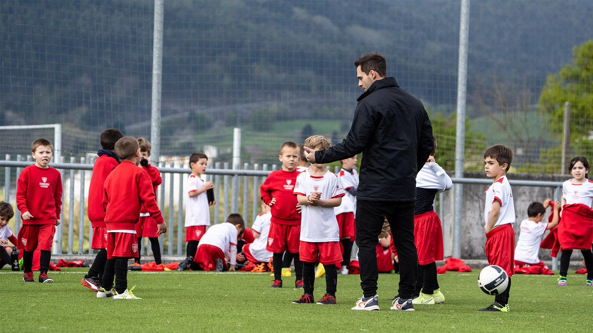 micheleg21's tweet photo. 🏡🦁 El Athletic Club es el equipo de LaLiga con más canteranos presentes en las plantillas de la temporada 2026-27.

19 jugadores de 25 se han criado (como mínimo 3 años) en Lezama. El 76% de la plantilla.

🔥 B R U T A L https://t.co/8ykTJjatra