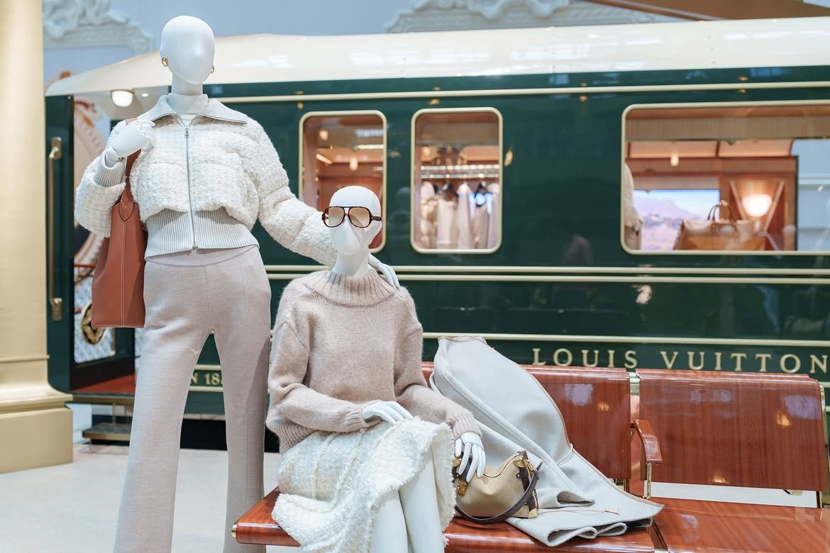 cppluxury's tweet photo. LOUIS VUITTON launches train inspired pop-up at The Landmark in Hong Kong (travel theme) 

#LouisVuitton #HongKong #LandmarkHK #travel #trains #luxurytravel #luxuryfashion #luxurybags #luxuryretail #LVMH @LVMH @LouisVuitton https://t.co/bPSiJgg5mc