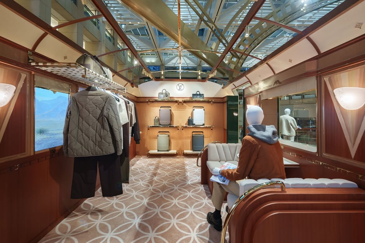 cppluxury's tweet photo. LOUIS VUITTON launches train inspired pop-up at The Landmark in Hong Kong (travel theme) 

#LouisVuitton #HongKong #LandmarkHK #travel #trains #luxurytravel #luxuryfashion #luxurybags #luxuryretail #LVMH @LVMH @LouisVuitton https://t.co/bPSiJgg5mc