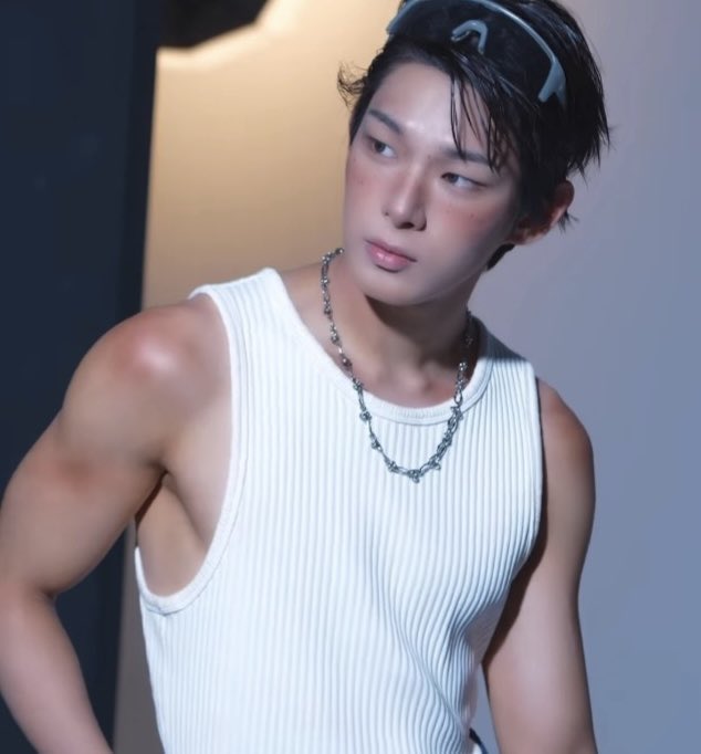 stejayverse's tweet photo. Broad shoulders, wide back, defined arms, tiny waist… oh yeah, man really got the whole package #STEVEN #스티븐 #STVN https://t.co/1YJiym1KAO