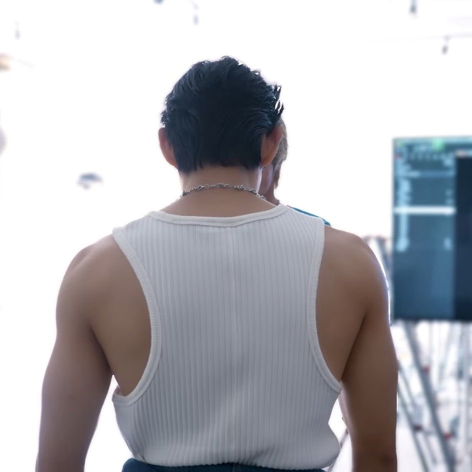 stejayverse's tweet photo. Broad shoulders, wide back, defined arms, tiny waist… oh yeah, man really got the whole package #STEVEN #스티븐 #STVN https://t.co/1YJiym1KAO