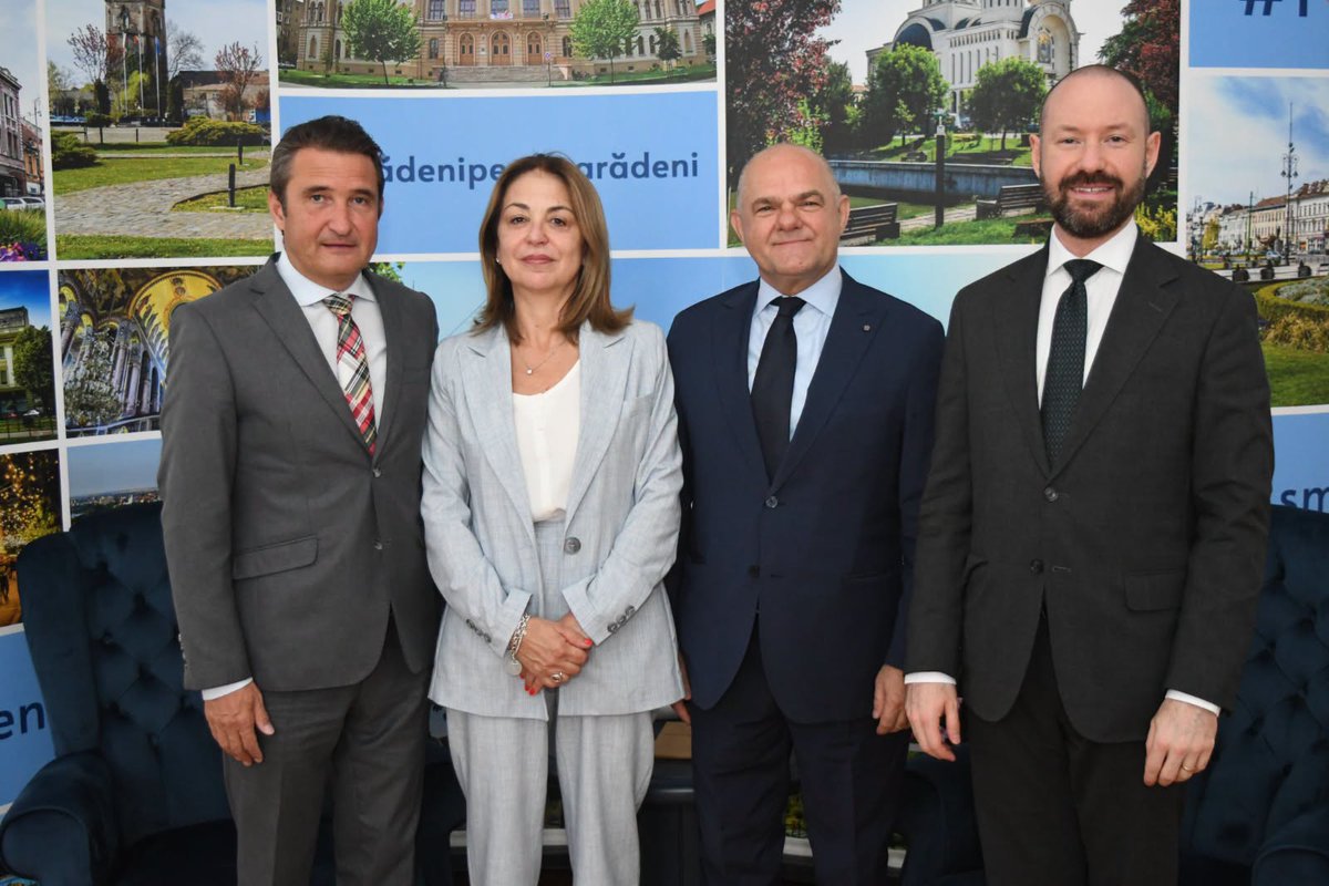 ItalyinRomania's tweet photo. L’Ambasciatrice Aghilarre ha incontrato il Sindaco di #Arad, Călin Bibarț. Forte apprezzamento per il ruolo della comunità italiana negli ultimi trent’anni, con investimenti e una presenza storica nella città che oggi passa anche attraverso scambi culturali e universitari. 🇮🇹🤝🇷🇴 https://t.co/gOlfeVg9FV
