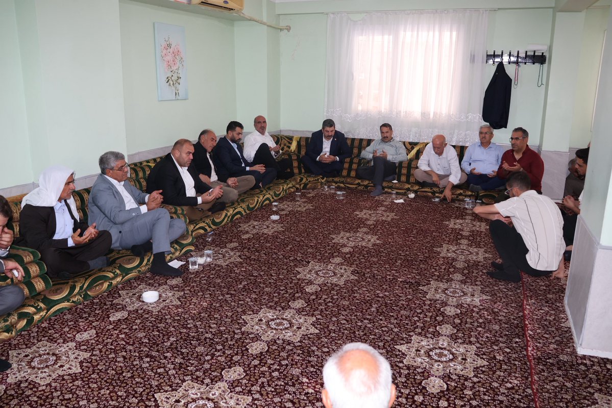 ibrahimeyyupogl's tweet photo. 🤝 Taziye Ziyareti!

Günak ailesine taziye ziyaretinde bulunarak acılarını paylaştık, başsağlığı ve sabır dileklerimizi ilettik.

Merhuma Allah’tan rahmet; Günak ailesine ve tüm yakınlarına sabır ve başsağlığı diliyorum. Rabbim mekânını cennet eylesin. https://t.co/owcsIFCkbS