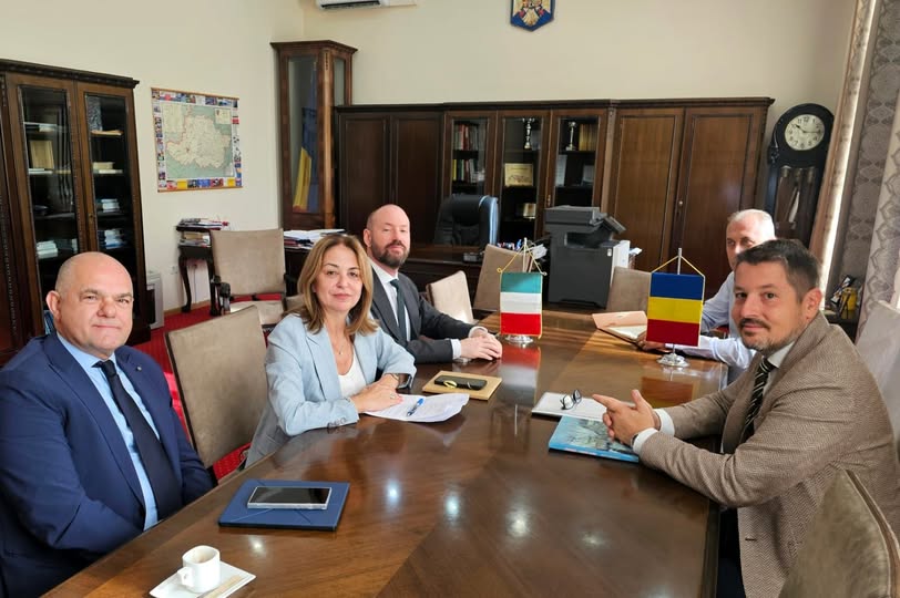 ItalyinRomania's tweet photo. 👥Riunione tra l’Ambasciatrice Aghilarre e il Prefetto di #Arad, Pașca. Approfondito il ruolo delle oltre 1.000 imprese italiane attive sul territorio e l’evoluzione di un rapporto tra comunità sempre più strutturato anche nelle relazioni tra università. https://t.co/y6C8C0UBZu