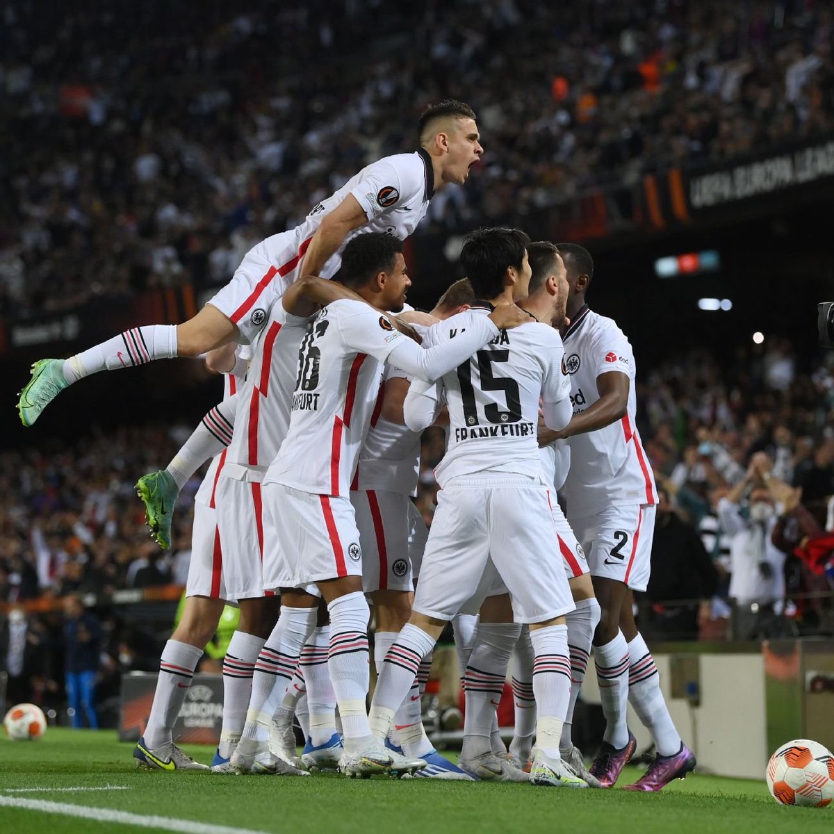 x_a11m's tweet photo. جالس اتخيل لو ان ريال مدريد يودع مجموعات الأبطال ويهبط لليورباليغ وبعدها فرانكفورت يجلده في البرنابيو ويطرده منها 

وبالمقابل برشلونة يقصي باريس وتشيلسي والسيتي وليفربول ويحقق الأبطال والدوري وكل البطولات الممكنه

تخيلوا بس وش كان بيسوي جمهور برشلونة ؟ https://t.co/gaSwLMEceI