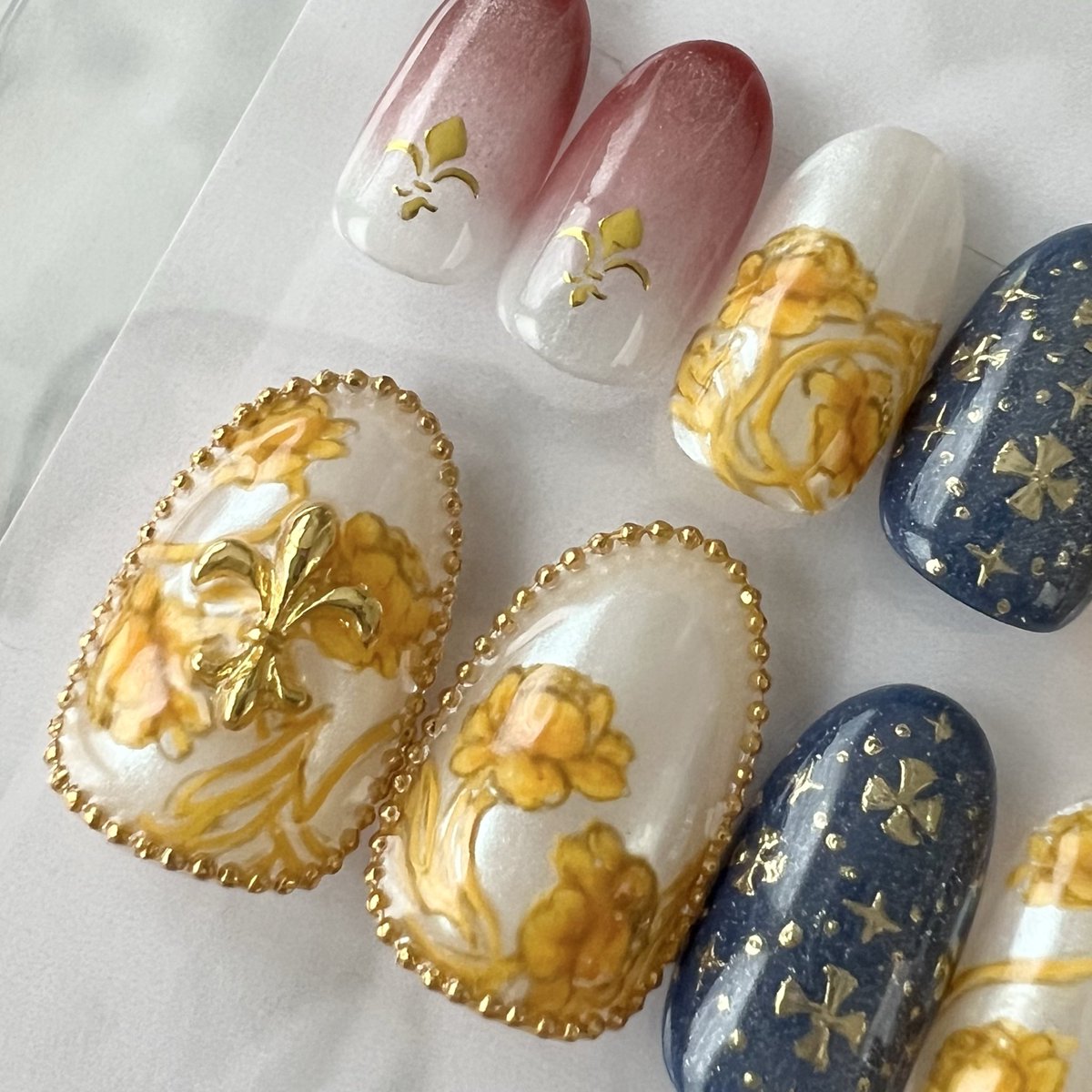 taupe_labo's tweet photo. 持込作品紹介③

Knights⚜️ Little Romance

再制作の今回はフラワーネイル風に仕上げました💐

レギュラーオーバルサイズです

#あんスタネイル https://t.co/ZQsBzgyF11