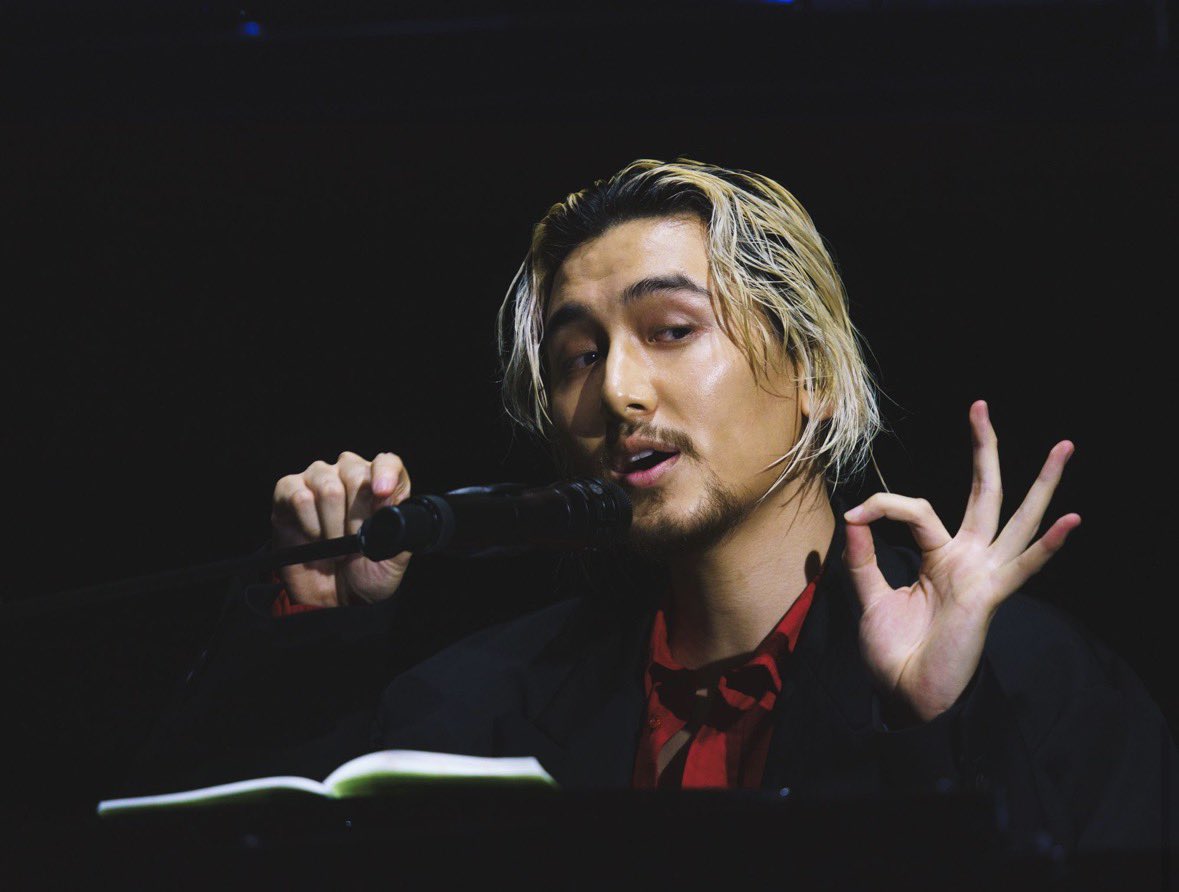 merukomeruko's tweet photo. 同じピアノ一本弾き語りのNY公演では指先が真っ赤になっていて、後に「打鍵が強すぎて」と話してたけど、今回ホールとは桁違いの広さであるドームで、更に指を赤くしながら隅々まで音楽を届けようとしてくれるかと思うと、90分1人きりドーム弾き語り2DAYSに臨む決断をした風さんホント男前で惚れ直す。 https://t.co/VzFLHywImk