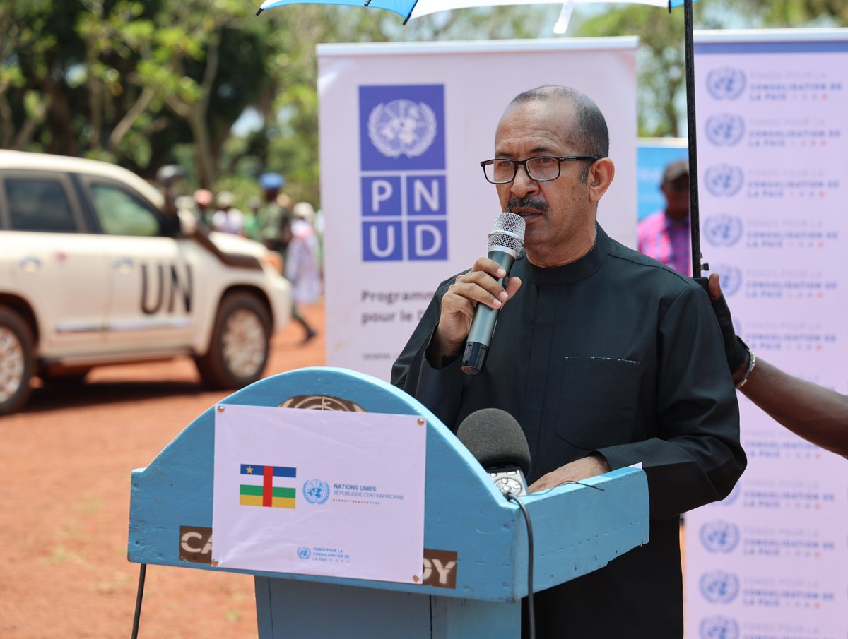 PNUD_RCA's tweet photo. Bria, nord-est #RCA 

Le Gvt🇨🇫 et les Nations Unies🇺🇳 lancent le projet «Dynamique des conflits, transformation et stabilisation» financé 5M $ par @UNPeacebuilding, mis en œuvre par @PNUD_RCA,@UNHCR_CAR et @UNICEF_CAR pour renforcer paix, cohésion sociale et services de l'État. https://t.co/OeOwcC6XLI