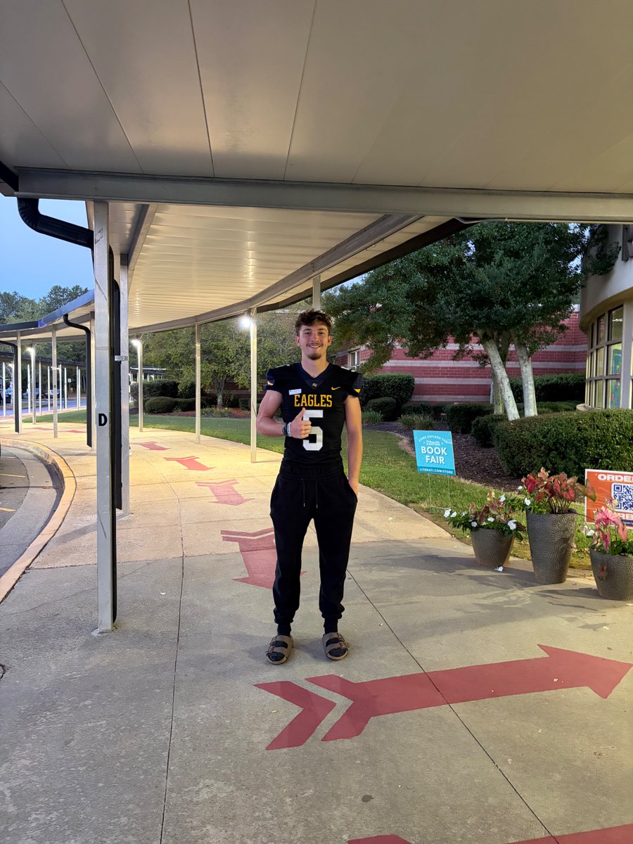 ReinhardtFB's tweet photo. Our guys at drop off this morning at R M Moore Elementary in Waleska.  Good Morning and Go Eagles! https://t.co/i9E3sh6ELE