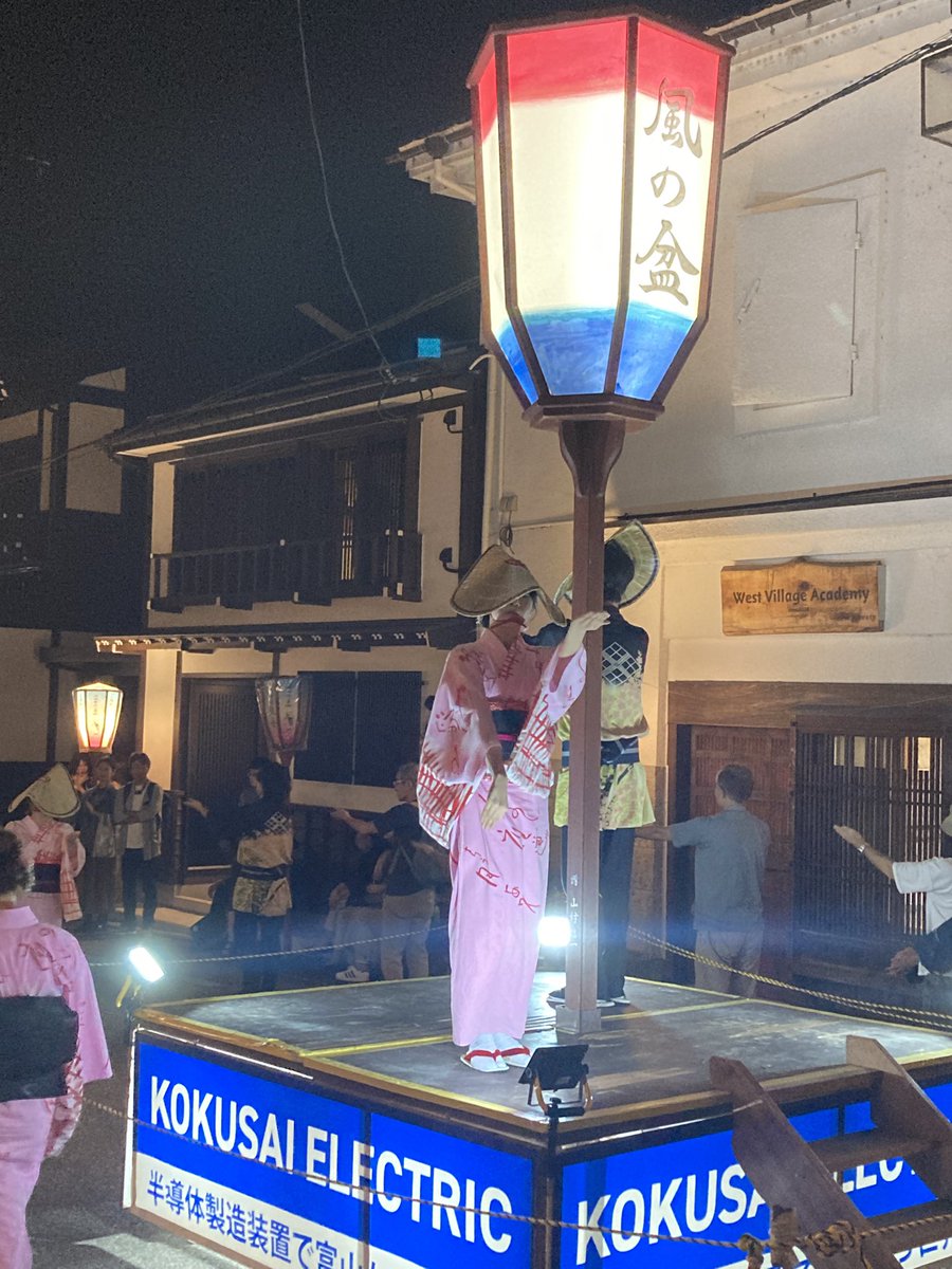 cosmo_jces's tweet photo. 上新町の輪踊りの舞台
ここはスピーカーで地方や唄の音流している
輪踊り輪が長くなる時はとんでもなく長くなる https://t.co/F5vn3Y79sJ