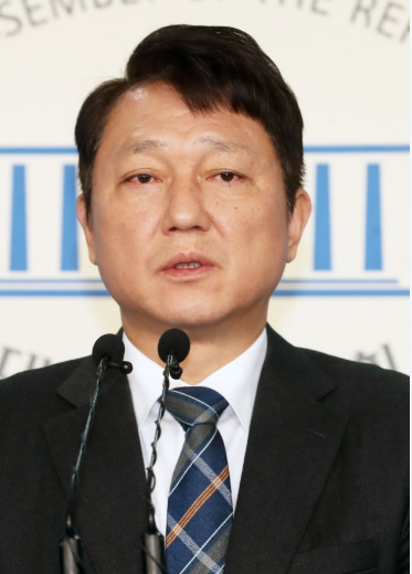 goldenbell1008's tweet photo. 청와대.
홍익표 정무수석을 자르고
최재성을 정무수석으로 임용한다고 한다.
최재성,
이낙연 낙지의 친위대 사냥꾼.
이동형 Tv의 전속 패널.
최민희 저격수노릇을 하고
문조털래유를 압살하기 위한
이재명의 반개혁 인사 영입이 시작됐다. https://t.co/shLMlGfxg4