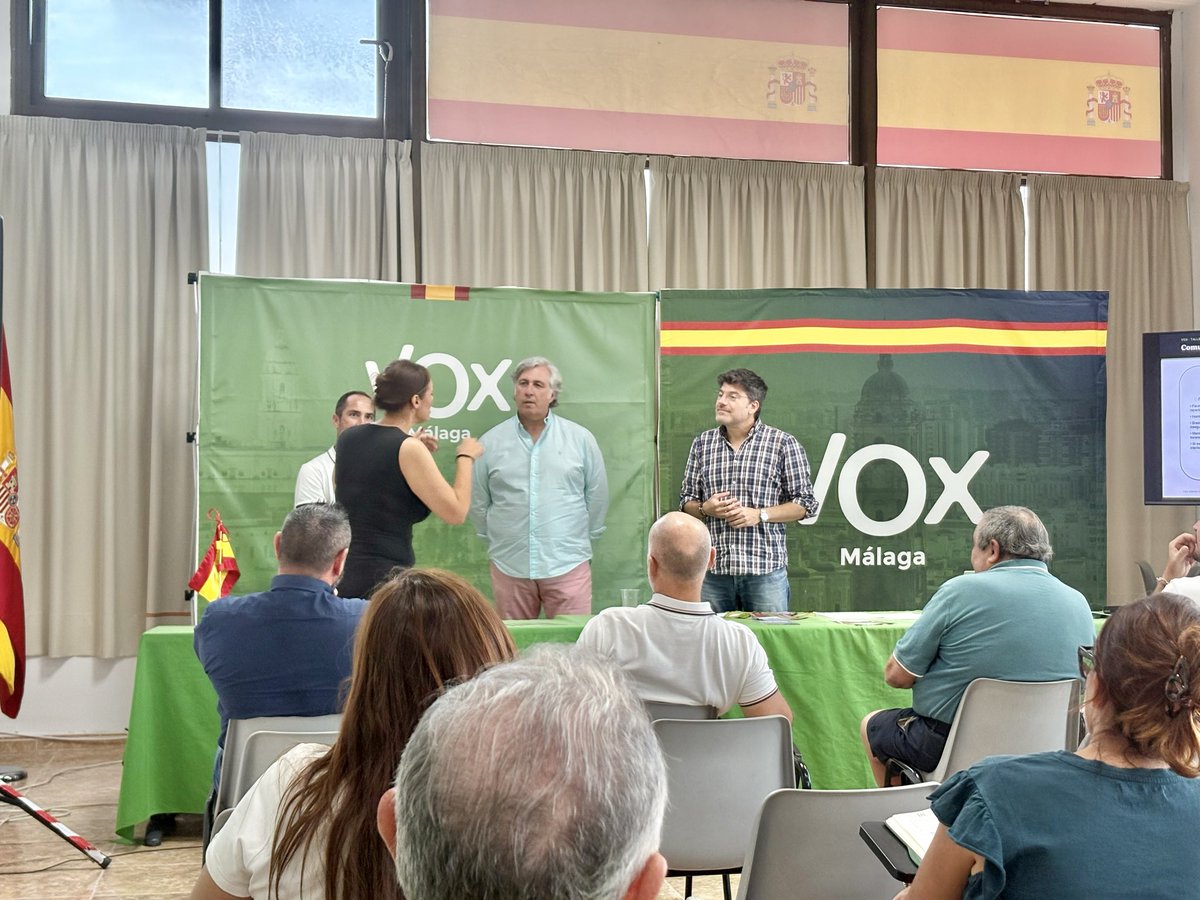JMCallejonVOX's tweet photo. Arrancamos las jornadas de debate de VOX Málaga con cargos institucionales y equipos orgánicos.

Lo tenemos claro: las mesas informativas son cercanía y participación política. Nos preparamos para escuchar, hablar claro y responder con argumentos. https://t.co/FVQkjUZZXX