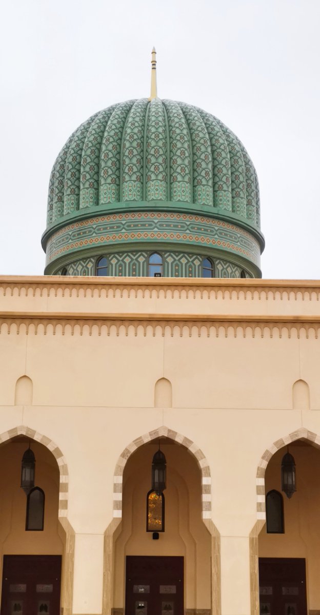 Alhinai2016's tweet photo. في لوحة معمارية تتماهى مع روح المكان وتفاصيل التاريخ، يتربع جامع الشيخ مستهيل المعشني شامخًا فوق التلال الجميلة بولاية #طاقة
وقد شُيّد الجامع على نمط المعمار الإسلامي الأصيل، جامعًا بين الجمال الهندسي والهوية العمانية الأصيلة. 
#الملتقى_الصحفي_بظفار_5
#مساجد_عمان https://t.co/HeQ1gFk2Jq
